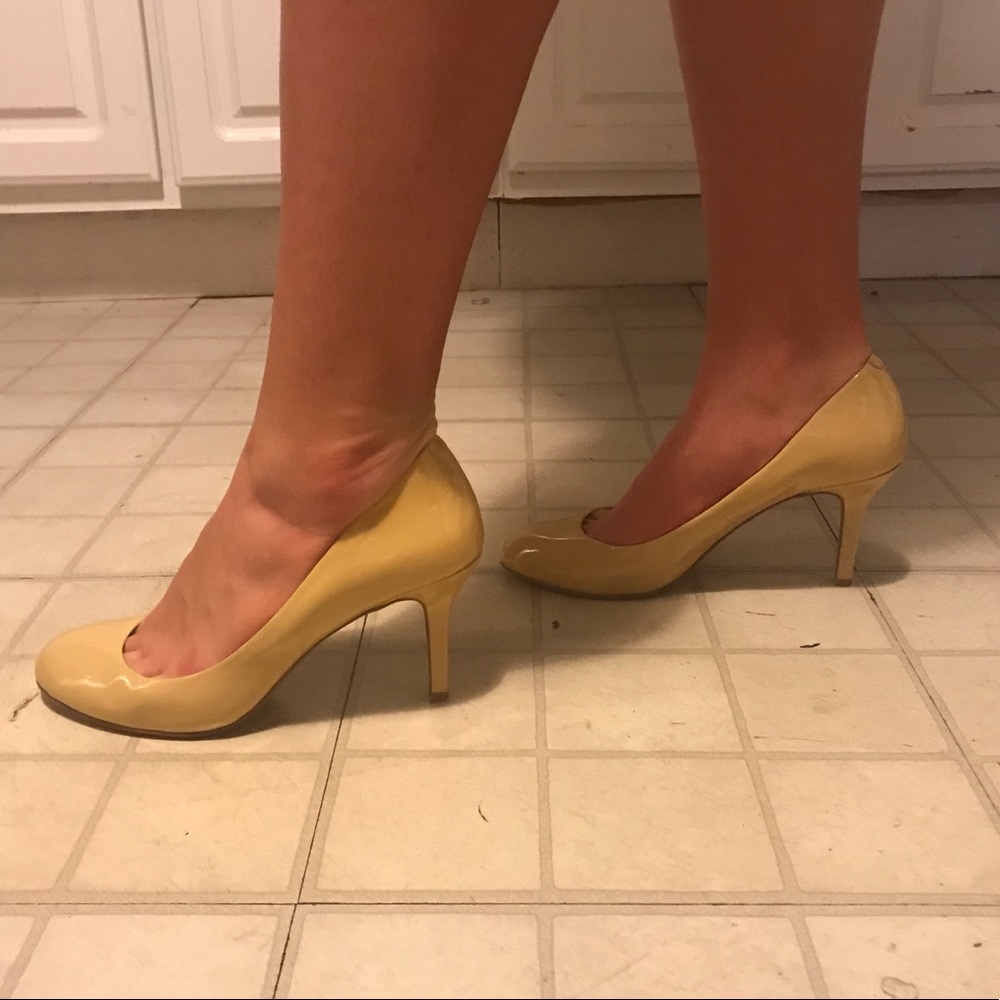 Tan Vince Camuto pumps size 8.5 LIKE NEW